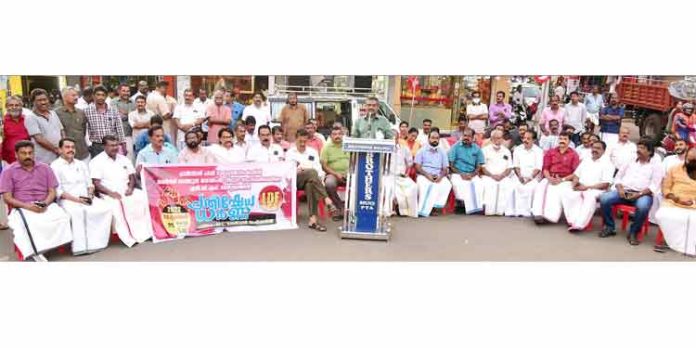 കേരള ഗവർണറെ ഭരണഘടന പഠിപ്പിക്കുമെന്ന് സി.പി.എം കേരള ഗവർണറെ ഭരണഘടന പഠിപ്പിക്കുമെന്ന് സി.പി.എം