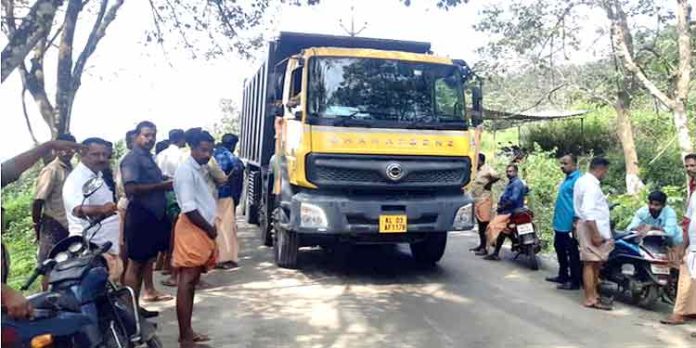 ക്രഷർ ഉത്പന്നങ്ങളുടെ വില വർധന ; ടിപ്പർ ഉടമകളും തൊഴിലാളികളും സമരത്തിൽ ക്രഷർ ഉത്പന്നങ്ങളുടെ വില വർധന ; ടിപ്പർ ഉടമകളും തൊഴിലാളികളും സമരത്തിൽ