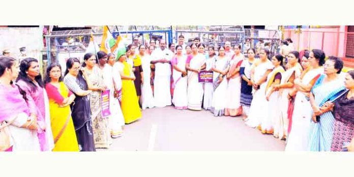 സ്ത്രീസുരക്ഷയുടെ പേരില് അധികാരത്തില് വന്ന ഗവണ്മെന്റ് സ്ത്രീപീഢകരായി മാറുന്നു : പ്രൊഫ. സതീഷ് കൊച്ചുപറമ്പില് സ്ത്രീസുരക്ഷയുടെ പേരില് അധികാരത്തില് വന്ന ഗവണ്മെന്റ് സ്ത്രീപീഢകരായി മാറുന്നു : പ്രൊഫ. സതീഷ് കൊച്ചുപറമ്പില്