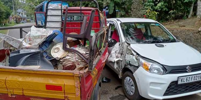 തോമ്പിക്കണ്ടത്ത് ഓട്ടോറിക്ഷ കാറുമായി കൂട്ടിയിടിച്ചു ; കാര് തകര്ന്നു തോമ്പിക്കണ്ടത്ത് ഓട്ടോറിക്ഷ കാറുമായി കൂട്ടിയിടിച്ചു ; കാര് തകര്ന്നു