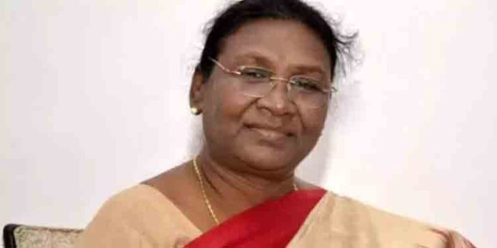 ആദിവാസി വിരുദ്ധ ചിന്താഗതി : രാഷ്ട്രപതിക്കെതിരായ ഉദിത് രാജിന്റെ പ്രസ്താവനയിൽ പൊട്ടിത്തെറിച്ച് ബിജെപി ആദിവാസി വിരുദ്ധ ചിന്താഗതി : രാഷ്ട്രപതിക്കെതിരായ ഉദിത് രാജിന്റെ പ്രസ്താവനയിൽ പൊട്ടിത്തെറിച്ച് ബിജെപി