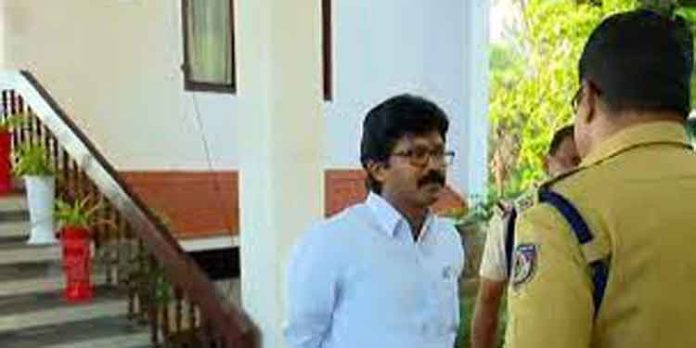 പരാതിക്കാരിയെ മർദിച്ച കേസ് : എൽദോസ് കുന്നപ്പിള്ളിലും അഭിഭാഷകരും അടക്കം അഞ്ച് പ്രതികൾ പരാതിക്കാരിയെ മർദിച്ച കേസ് : എൽദോസ് കുന്നപ്പിള്ളിലും അഭിഭാഷകരും അടക്കം അഞ്ച് പ്രതികൾ