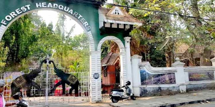 ആദിവാസി യുവാവിനെതിരെ കള്ളക്കേസ് എടുത്ത് മര്ദ്ദിച്ച സംഭവത്തില് വൈല്ഡ് ലൈഫ് വാര്ഡനെ സ്ഥലംമാറ്റി ആദിവാസി യുവാവിനെതിരെ കള്ളക്കേസ് എടുത്ത് മര്ദ്ദിച്ച സംഭവത്തില് വൈല്ഡ് ലൈഫ് വാര്ഡനെ സ്ഥലംമാറ്റി