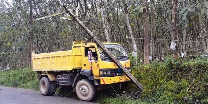അതിരുങ്കല് – പോത്തുപാറ റോഡില് ടിപ്പര് അപകടം അതിരുങ്കല് – പോത്തുപാറ റോഡില് ടിപ്പര് അപകടം