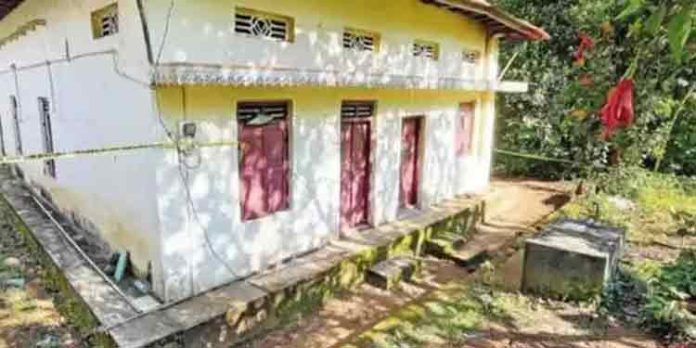 ഇലന്തൂരില് ഇരട്ട നരബലി നടന്ന കടകംപ്പള്ളി വീടു കാണാന് എത്തുന്നവരുടെ ഒഴുക്കു തുടരുന്നു ഇലന്തൂരില് ഇരട്ട നരബലി നടന്ന കടകംപ്പള്ളി വീടു കാണാന് എത്തുന്നവരുടെ ഒഴുക്കു തുടരുന്നു
