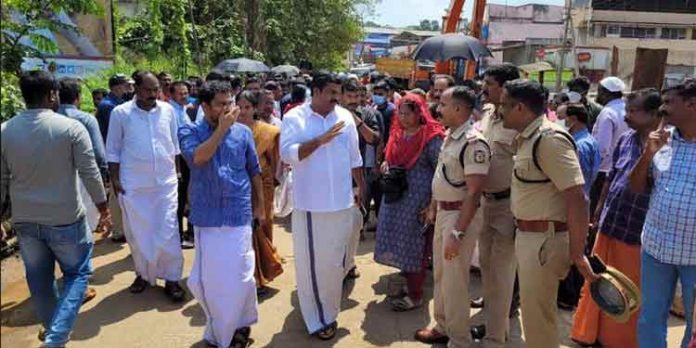 മൂന്നുദിവസത്തിനുള്ളില് കല്ലുംകടവ് പാലം ഗതാഗതയോഗ്യമാക്കുമെന്ന് മന്ത്രി അറിയിച്ചതായി കെ യു ജനീഷ് കുമാര് എംഎല്എ മൂന്നുദിവസത്തിനുള്ളില് കല്ലുംകടവ് പാലം ഗതാഗതയോഗ്യമാക്കുമെന്ന് മന്ത്രി അറിയിച്ചതായി കെ യു ജനീഷ് കുമാര് എംഎല്എ