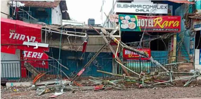 കണ്ണൂരില് പാൽലോറി നിയന്ത്രണംവിട്ട് കടകൾ ഇടിച്ച് തകര്ത്തു കണ്ണൂരില് പാൽലോറി നിയന്ത്രണംവിട്ട് കടകൾ ഇടിച്ച് തകര്ത്തു