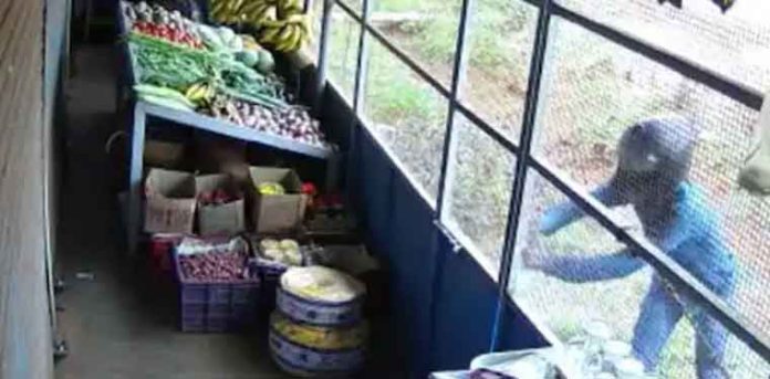 അടച്ച കട തുറപ്പിച്ച് മോഷണം ; ഒടുവില് ബാഗ് തിരികെ വെച്ച് കള്ളന് അടച്ച കട തുറപ്പിച്ച് മോഷണം ; ഒടുവില് ബാഗ് തിരികെ വെച്ച് കള്ളന്
