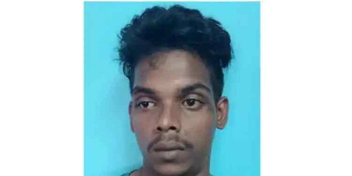 ബൈക്കില് ആവശ്യക്കാര്ക്ക് കഞ്ചാവ് എത്തിക്കുന്ന യുവാവിനെ കയ്യോടെ പൊക്കി പോലീസ് ബൈക്കില് ആവശ്യക്കാര്ക്ക് കഞ്ചാവ് എത്തിക്കുന്ന യുവാവിനെ കയ്യോടെ പൊക്കി പോലീസ്