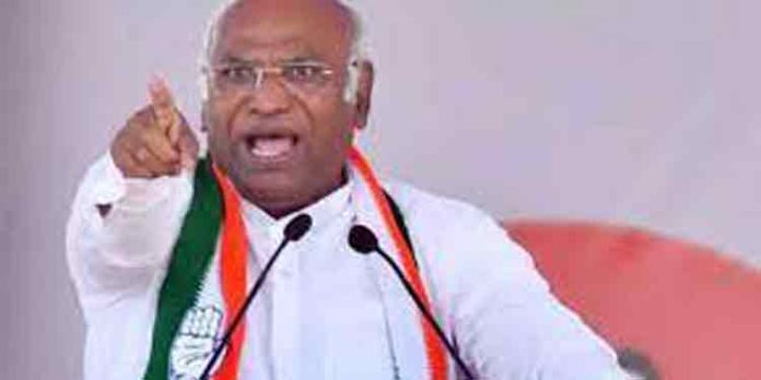 ശശി തരൂരിന്റെ പ്രസ്താവനകളില് നേതൃത്വത്തെ അതൃപ്തി അറിയിച്ച് മല്ലികാർജ്ജുൻ ഖാർഗെ ശശി തരൂരിന്റെ പ്രസ്താവനകളില് നേതൃത്വത്തെ അതൃപ്തി അറിയിച്ച് മല്ലികാർജ്ജുൻ ഖാർഗെ