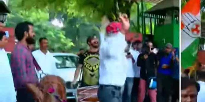 ഖാർഗെയുടെ വസതിക്ക് മുന്നിൽ വൻ ആഘോഷവുമായി കോൺഗ്രസ് പ്രവർത്തകർ ഖാർഗെയുടെ വസതിക്ക് മുന്നിൽ വൻ ആഘോഷവുമായി കോൺഗ്രസ് പ്രവർത്തകർ
