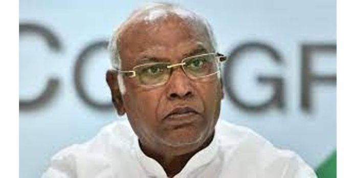 ഒരു വ്യക്തിയുടെ അഹങ്കാരത്തിനുള്ള മറുപടി കാലം നൽകും, രാഹുൽ ഗാന്ധിക്കൊപ്പം ജനങ്ങളുണ്ട് ; ഖാർഗെ ഒരു വ്യക്തിയുടെ അഹങ്കാരത്തിനുള്ള മറുപടി കാലം നൽകും, രാഹുൽ ഗാന്ധിക്കൊപ്പം ജനങ്ങളുണ്ട് ; ഖാർഗെ