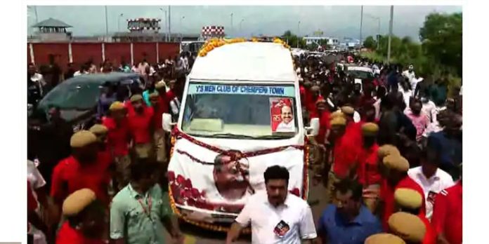 വിലാപയാത്ര തുടങ്ങി ; കോടിയേരിയെ ഒരുനോക്ക് കാണാന് ജനപ്രവാഹം വിലാപയാത്ര തുടങ്ങി ; കോടിയേരിയെ ഒരുനോക്ക് കാണാന് ജനപ്രവാഹം