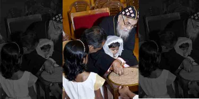 കുരുന്നുകളെ ആദ്യഅക്ഷരം കുറിപ്പിച്ചു കുരുന്നുകളെ ആദ്യഅക്ഷരം കുറിപ്പിച്ചു