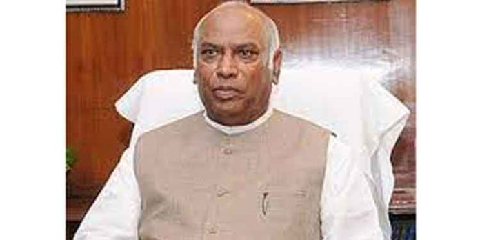 കോണ്ഗ്രസിന്റെ തലപ്പത്ത് ഇനി മല്ലികാര്ജുന് ഖാര്ഗെ കോണ്ഗ്രസിന്റെ തലപ്പത്ത് ഇനി മല്ലികാര്ജുന് ഖാര്ഗെ