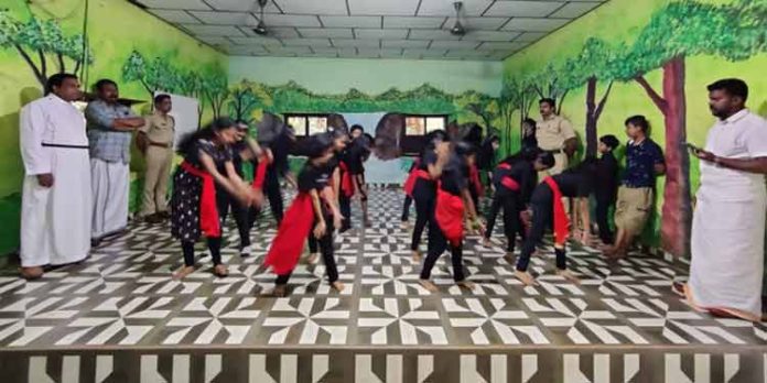 ലഹരി വിരുദ്ധ പ്രചാരണത്തിനു വിഷ്വൽ ഡ്രാമയും ഫ്ലാഷ് മോബുമായി എണ്ണൂറാംവയൽ സി.എം.എസ്.എൽ.പി. സ്കൂൾ ലഹരി വിരുദ്ധ പ്രചാരണത്തിനു വിഷ്വൽ ഡ്രാമയും ഫ്ലാഷ് മോബുമായി എണ്ണൂറാംവയൽ സി.എം.എസ്.എൽ.പി. സ്കൂൾ