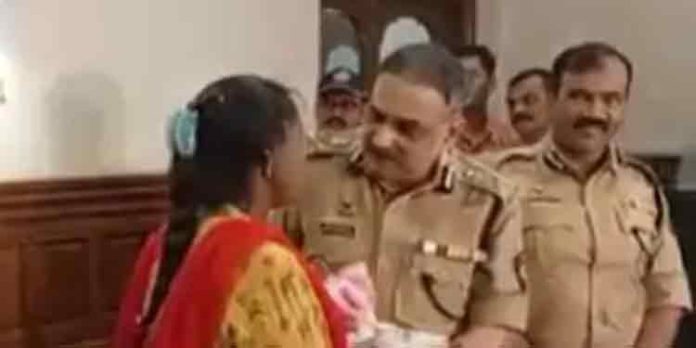 തട്ടിക്കൊണ്ടുപോയ രണ്ട് മാസം പ്രായമുള്ള പെൺകുഞ്ഞിനെ മുംബൈ പോലീസ് കണ്ടെത്തി തട്ടിക്കൊണ്ടുപോയ രണ്ട് മാസം പ്രായമുള്ള പെൺകുഞ്ഞിനെ മുംബൈ പോലീസ് കണ്ടെത്തി
