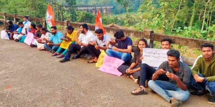 സദാചാര ഗുണ്ടായിസം ; പ്രതിഷേധ സദസ്സുമായി കെ.എസ്.യു – യൂത്ത് കോൺഗ്രസ് പ്രവർത്തകർ സദാചാര ഗുണ്ടായിസം ; പ്രതിഷേധ സദസ്സുമായി കെ.എസ്.യു – യൂത്ത് കോൺഗ്രസ് പ്രവർത്തകർ