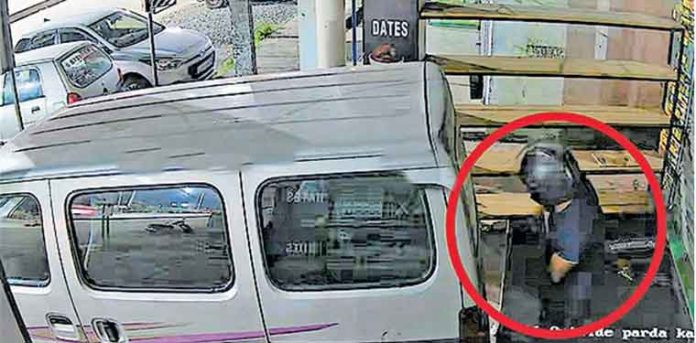 നെട്ടൂരില് വാഹന മോഷണം പതിവാകുന്നു നെട്ടൂരില് വാഹന മോഷണം പതിവാകുന്നു