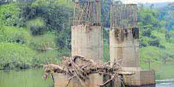 റാന്നി വലിയ പാലം പണി : തടസം എന്ന് നീങ്ങും റാന്നി വലിയ പാലം പണി : തടസം എന്ന് നീങ്ങും