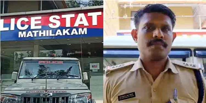 തൃശൂർ മതിലകത്ത് ക്രിമിനൽ സംഘം എസ്.ഐയെ ആക്രമിച്ചു തൃശൂർ മതിലകത്ത് ക്രിമിനൽ സംഘം എസ്.ഐയെ ആക്രമിച്ചു