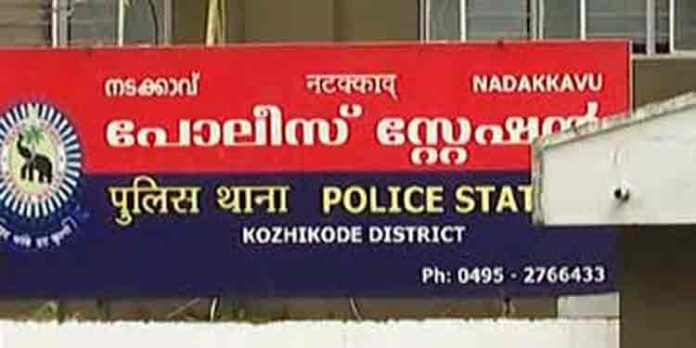 അശ്ലീല വീഡിയോ ദൃശ്യങ്ങൾ അയച്ചയാൾക്കെതിരെ പരാതി നൽകിയ പെൺകുട്ടിയുടെ ശരീരപരിശോധന നടത്തണമെന്ന നടക്കാവ് പോലീസിന്റെ വാദം തള്ളി കോഴിക്കോട് സിറ്റി പോലീസ് കമ്മിഷണര് അശ്ലീല വീഡിയോ ദൃശ്യങ്ങൾ അയച്ചയാൾക്കെതിരെ പരാതി നൽകിയ പെൺകുട്ടിയുടെ ശരീരപരിശോധന നടത്തണമെന്ന നടക്കാവ് പോലീസിന്റെ വാദം തള്ളി കോഴിക്കോട് സിറ്റി പോലീസ് കമ്മിഷണര്