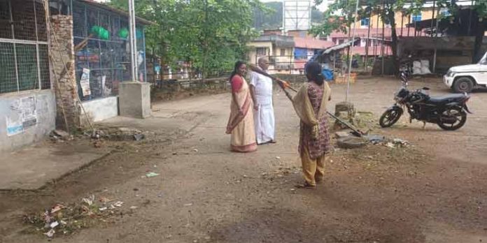 ഗാന്ധിജയന്തി ദിനത്തില് മാത്രം മാലിന്യങ്ങള് കാണുന്ന പഴവങ്ങാടി പഞ്ചായത്ത് പ്രസിഡന്റ് അനിതാ അനില് കുമാര് ; ഈ ശുഷ്കാന്തി ആഴ്ചയില് ഒരിക്കലെങ്കിലും കാട്ടുമോ ? ഗാന്ധിജയന്തി ദിനത്തില് മാത്രം മാലിന്യങ്ങള് കാണുന്ന പഴവങ്ങാടി പഞ്ചായത്ത് പ്രസിഡന്റ് അനിതാ അനില് കുമാര് ; ഈ ശുഷ്കാന്തി ആഴ്ചയില് ഒരിക്കലെങ്കിലും കാട്ടുമോ ?