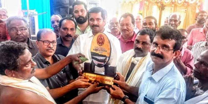 പുല്ലൂപ്രം പള്ളിയോടത്തിന് റാന്നി തോട്ടമൺകാവ് ക്ഷേത്രത്തിൽ സ്വീകരണം നൽകി പുല്ലൂപ്രം പള്ളിയോടത്തിന് റാന്നി തോട്ടമൺകാവ് ക്ഷേത്രത്തിൽ സ്വീകരണം നൽകി