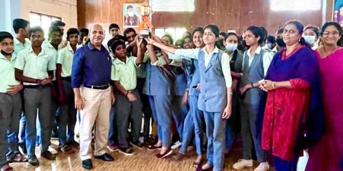 ഉപജില്ലാ ശാസ്ത്രമേളയിൽ ഓവറോൾ ചാമ്പ്യൻഷിപ്പ് നേടിയ റാന്നി എസ്.സി ഹയർ സെക്കണ്ടറി സ്കൂളിന് ട്രോഫികള് വിതരണം ചെയ്തു ഉപജില്ലാ ശാസ്ത്രമേളയിൽ ഓവറോൾ ചാമ്പ്യൻഷിപ്പ് നേടിയ റാന്നി എസ്.സി ഹയർ സെക്കണ്ടറി സ്കൂളിന് ട്രോഫികള് വിതരണം ചെയ്തു
