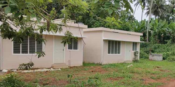പ്രളയബാധിതര്ക്കുള്ള വീടുകള് നശിക്കുന്നു ; താക്കോലും അരയില്ക്കെട്ടി റവന്യൂ വകുപ്പ് പ്രളയബാധിതര്ക്കുള്ള വീടുകള് നശിക്കുന്നു ; താക്കോലും അരയില്ക്കെട്ടി റവന്യൂ വകുപ്പ്