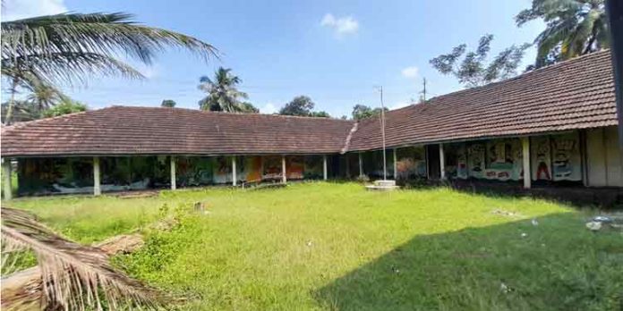 കരാർ എടുത്ത് മൂന്ന് മാസങ്ങൾ പിന്നിട്ടിട്ടും ജീർണ്ണാവസ്ഥയിൽ ആയ സ്കൂൾ കെട്ടിടം പൊളിച്ച് നീക്കിയില്ല കരാർ എടുത്ത് മൂന്ന് മാസങ്ങൾ പിന്നിട്ടിട്ടും ജീർണ്ണാവസ്ഥയിൽ ആയ സ്കൂൾ കെട്ടിടം പൊളിച്ച് നീക്കിയില്ല