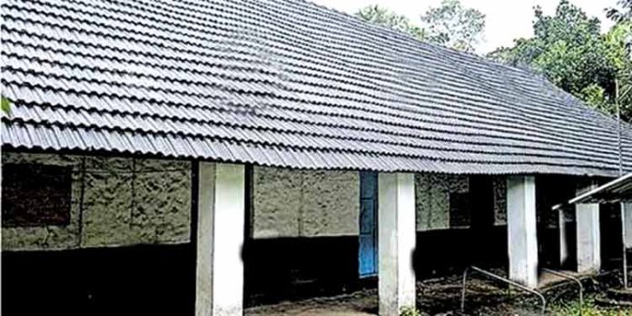 അറിവിന്റെ ആദ്യാക്ഷരം നൽകിയ ഐത്തല ഗവ. എൽപി സ്കൂൾ കെട്ടിടം ഇപ്പോൾ ആർക്കും വേണ്ടാത്ത അവസ്ഥയില് അറിവിന്റെ ആദ്യാക്ഷരം നൽകിയ ഐത്തല ഗവ. എൽപി സ്കൂൾ കെട്ടിടം ഇപ്പോൾ ആർക്കും വേണ്ടാത്ത അവസ്ഥയില്