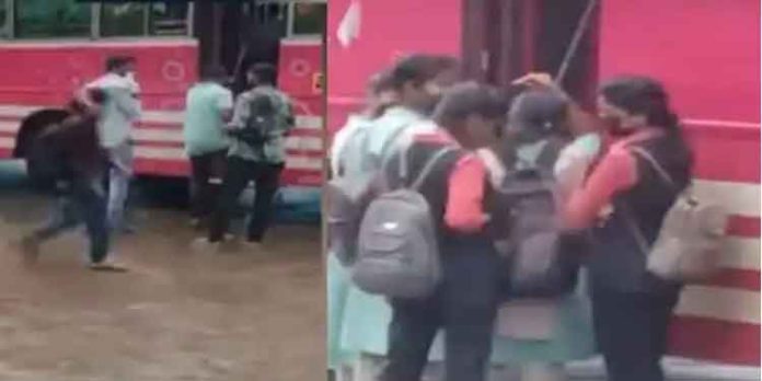 വിദ്യാർത്ഥികളെ ബസ്സിൽ കയറ്റാതെ മഴയത്ത് നിർത്തി ബസുകാരുടെ ക്രൂരത വിദ്യാർത്ഥികളെ ബസ്സിൽ കയറ്റാതെ മഴയത്ത് നിർത്തി ബസുകാരുടെ ക്രൂരത