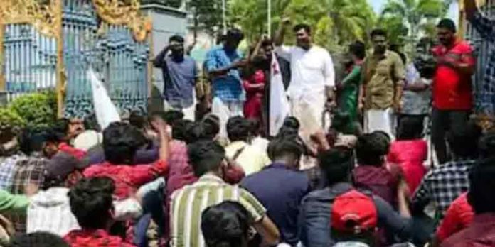 കേരള സർവകലാശാല ആസ്ഥാനത്ത് എസ്എഫ്ഐയുടെ പ്രതിഷേധം കേരള സർവകലാശാല ആസ്ഥാനത്ത് എസ്എഫ്ഐയുടെ പ്രതിഷേധം