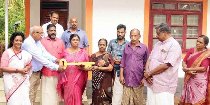 കാലിത്തൊഴുത്തിലെ ദുരിത ജീവിതത്തിൽ നിന്നും പ്രസന്നയ്ക്ക് മോചനം ; സുനില് ടീച്ചറിന്റെ 259 – മത്തെ സ്നേഹ ഭവനവും കൈമാറി കാലിത്തൊഴുത്തിലെ ദുരിത ജീവിതത്തിൽ നിന്നും പ്രസന്നയ്ക്ക് മോചനം ; സുനില് ടീച്ചറിന്റെ 259 – മത്തെ സ്നേഹ ഭവനവും കൈമാറി