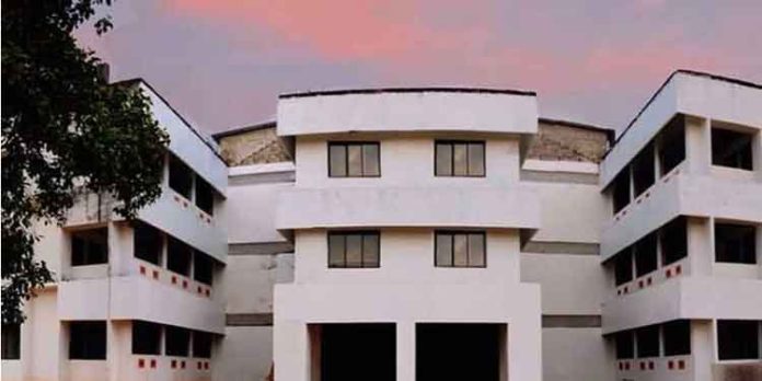 ആത്മഹത്യാശ്രമം ; അൽഹസർ ലോ കോളജ് കെട്ടിടത്തിൽ നിന്ന് വിദ്യാർത്ഥിനി താഴേക്ക് ചാടി ആത്മഹത്യാശ്രമം ; അൽഹസർ ലോ കോളജ് കെട്ടിടത്തിൽ നിന്ന് വിദ്യാർത്ഥിനി താഴേക്ക് ചാടി