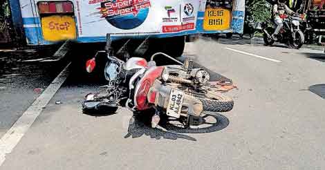 തിരുവല്ലയില് ഇന്നലെ നടന്നത് രണ്ട് അപകടങ്ങള് ; ആര്ക്കും ഗുരുതര പരിക്കില്ല തിരുവല്ലയില് ഇന്നലെ നടന്നത് രണ്ട് അപകടങ്ങള് ; ആര്ക്കും ഗുരുതര പരിക്കില്ല
