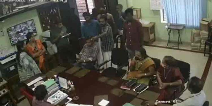തൃശ്ശൂർ മഹാരാജാസ് ടെക്നിക്കൽ ഇൻസ്റ്റിറ്റ്യൂട്ടിൽ അധ്യാപകന്റെ കാല് തല്ലിയൊടിക്കുമെന്ന ഭീഷണിയുമായി എസ്എഫ്ഐ നേതാവ് തൃശ്ശൂർ മഹാരാജാസ് ടെക്നിക്കൽ ഇൻസ്റ്റിറ്റ്യൂട്ടിൽ അധ്യാപകന്റെ കാല് തല്ലിയൊടിക്കുമെന്ന ഭീഷണിയുമായി എസ്എഫ്ഐ നേതാവ്