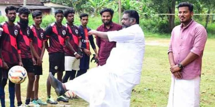 ജില്ലാ യുവജന കേന്ദ്രത്തിന്റെ നേതൃത്വത്തില് സംഘടിപ്പിച്ച ഫുട്ബോൾ ടൂർണമെന്റ് ഡെപ്യൂട്ടി സ്പീക്കർ ചിറ്റയം ഗോപകുമാർ ഉദ്ഘാടനം ചെയ്തു ജില്ലാ യുവജന കേന്ദ്രത്തിന്റെ നേതൃത്വത്തില് സംഘടിപ്പിച്ച ഫുട്ബോൾ ടൂർണമെന്റ് ഡെപ്യൂട്ടി സ്പീക്കർ ചിറ്റയം ഗോപകുമാർ ഉദ്ഘാടനം ചെയ്തു