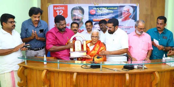 എം അജി ഫൗണ്ടേഷന് ഏഴാമത് അവാർഡ് വിപ്ലവഗായിക പി. കെ.മേദിനിക്ക് എം അജി ഫൗണ്ടേഷന് ഏഴാമത് അവാർഡ് വിപ്ലവഗായിക പി. കെ.മേദിനിക്ക്