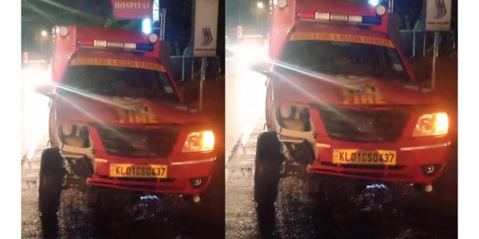 ഉമ്മൻചാണ്ടിയെ കാണാൻ വന്ന മുഖ്യമന്ത്രിയുടെ എസ്കോർട്ട് വാഹനം അപകടത്തിൽപ്പെട്ടു ഉമ്മൻചാണ്ടിയെ കാണാൻ വന്ന മുഖ്യമന്ത്രിയുടെ എസ്കോർട്ട് വാഹനം അപകടത്തിൽപ്പെട്ടു