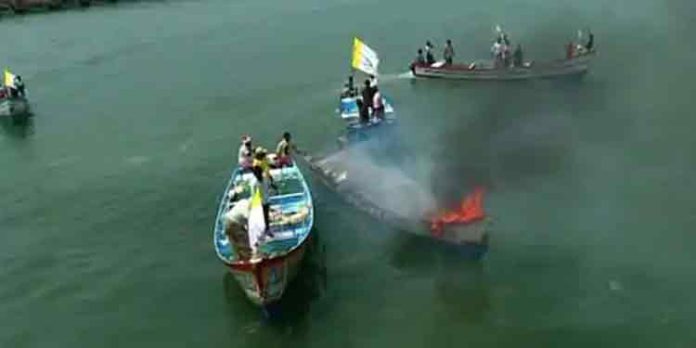 വിഴിഞ്ഞത് വള്ളം കത്തിച്ച് പ്രതിഷേധിച്ച് മത്സ്യത്തൊഴിലാളികള് വിഴിഞ്ഞത് വള്ളം കത്തിച്ച് പ്രതിഷേധിച്ച് മത്സ്യത്തൊഴിലാളികള്
