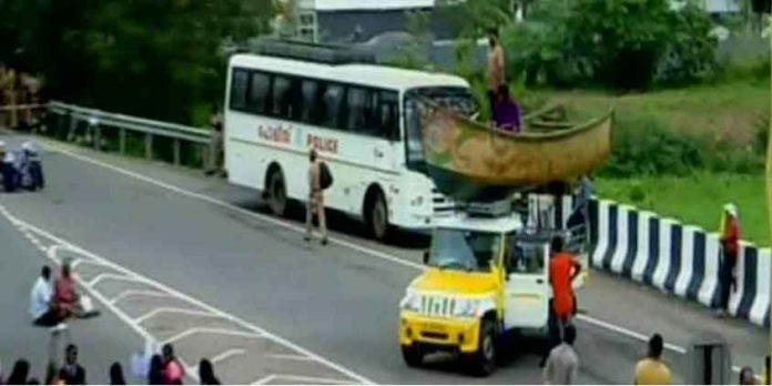 വിഴിഞ്ഞം സമരത്തില് റോഡ് ഉപരോധിച്ച് മത്സ്യത്തൊഴിലാളികള് വിഴിഞ്ഞം സമരത്തില് റോഡ് ഉപരോധിച്ച് മത്സ്യത്തൊഴിലാളികള്