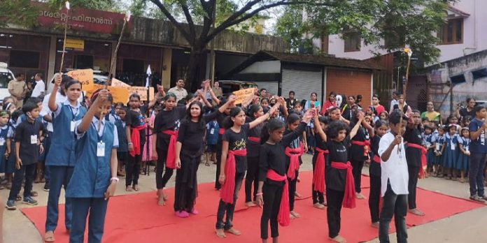 ലഹരി വിരുദ്ധ പ്രചാരണത്തിനു വിഷ്വൽ ഡ്രാമയും ഫ്ലാഷ് മോബുമൊരുക്കി എണ്ണൂറാംവയൽ സി. എം. എസ്. എൽ. പി. സ്കൂൾ ലഹരി വിരുദ്ധ പ്രചാരണത്തിനു വിഷ്വൽ ഡ്രാമയും ഫ്ലാഷ് മോബുമൊരുക്കി എണ്ണൂറാംവയൽ സി. എം. എസ്. എൽ. പി. സ്കൂൾ