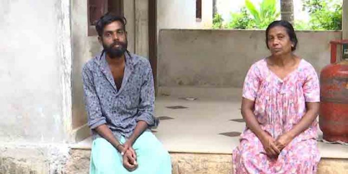 വീട്ടുകാരില്ലാത്ത സമയത്ത് ജപ്തി ; കുടുംബത്തിന് സർക്കാർ സഹായം പ്രഖ്യാപിച്ചു വീട്ടുകാരില്ലാത്ത സമയത്ത് ജപ്തി ; കുടുംബത്തിന് സർക്കാർ സഹായം പ്രഖ്യാപിച്ചു