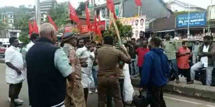 നഗരമധ്യത്തില് രാഷ്ട്രീയ ആക്രമണം നടത്തിയ കേസില് അഞ്ച് പേര് മൂന്നാര് പോലീസ് സ്റ്റേഷനില് കീഴടങ്ങി നഗരമധ്യത്തില് രാഷ്ട്രീയ ആക്രമണം നടത്തിയ കേസില് അഞ്ച് പേര് മൂന്നാര് പോലീസ് സ്റ്റേഷനില് കീഴടങ്ങി