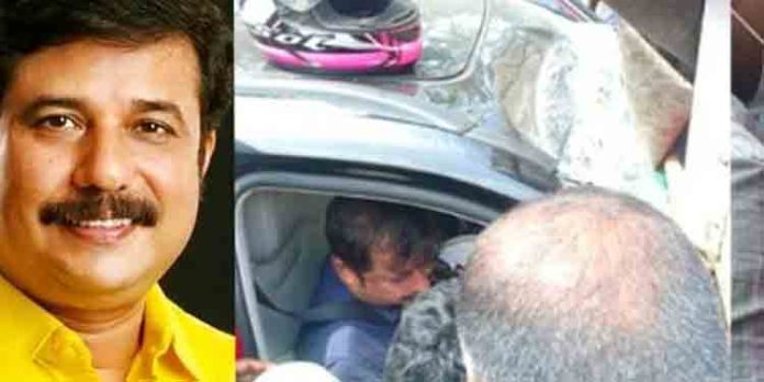 കാര് ലോറിയുമായി കൂട്ടിയിടിച്ചു ; എ എം ആരിഫിന് പരിക്ക് – എംപിയെ പുറത്തെടുത്തത് കാര്വെട്ടിപ്പൊളിച്ച് കാര് ലോറിയുമായി കൂട്ടിയിടിച്ചു ; എ എം ആരിഫിന് പരിക്ക് – എംപിയെ പുറത്തെടുത്തത് കാര്വെട്ടിപ്പൊളിച്ച്