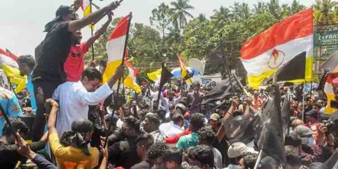 വിഴിഞ്ഞം സമരത്തിനെ നേരിടാന് കേന്ദ്ര സേനകള് എത്തുന്നു വിഴിഞ്ഞം സമരത്തിനെ നേരിടാന് കേന്ദ്ര സേനകള് എത്തുന്നു