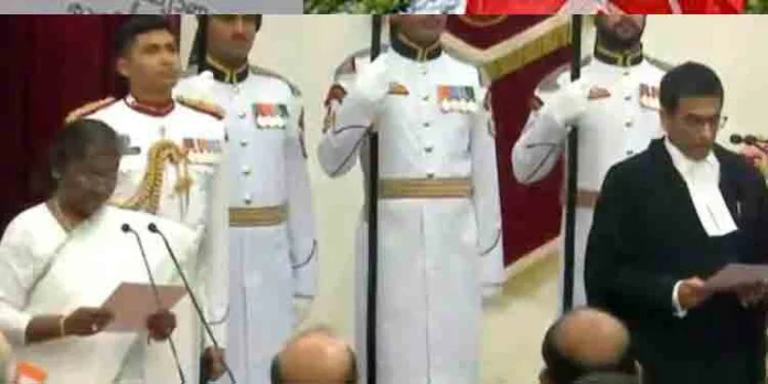 ഇന്ത്യയുടെ അമ്പതാമത് ചീഫ് ജസ്റ്റിസായി ഡി.വൈ.ചന്ദ്രചൂഡ് സത്യപ്രതിജ്ഞ ചെയ്തു ഇന്ത്യയുടെ അമ്പതാമത് ചീഫ് ജസ്റ്റിസായി ഡി.വൈ.ചന്ദ്രചൂഡ് സത്യപ്രതിജ്ഞ ചെയ്തു