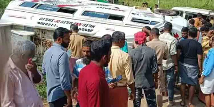 കണ്ണൂരിൽ സ്കൂൾ കുട്ടികൾ സഞ്ചരിച്ച വാഹനം മറിഞ്ഞ് അപകടം കണ്ണൂരിൽ സ്കൂൾ കുട്ടികൾ സഞ്ചരിച്ച വാഹനം മറിഞ്ഞ് അപകടം